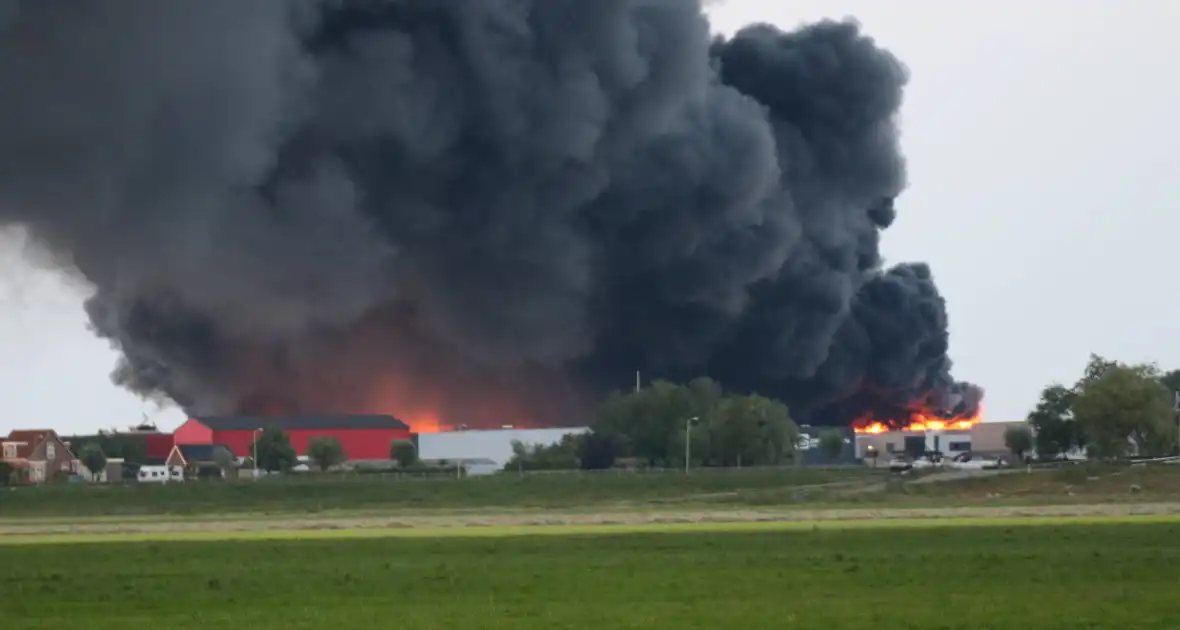 Enorme brand in houthandel - Foto 6