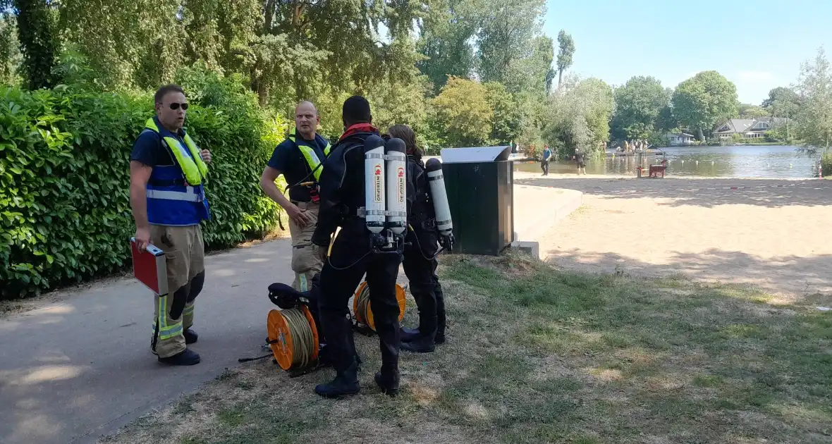 Persoon raakt onwel in recreatieplas