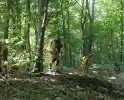 Brandweer blust smeulende delen in duingebied