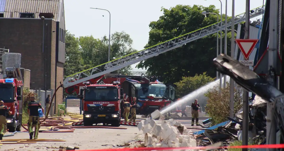 Crashtender ingezet bij nablussen zeer grote industriebrand