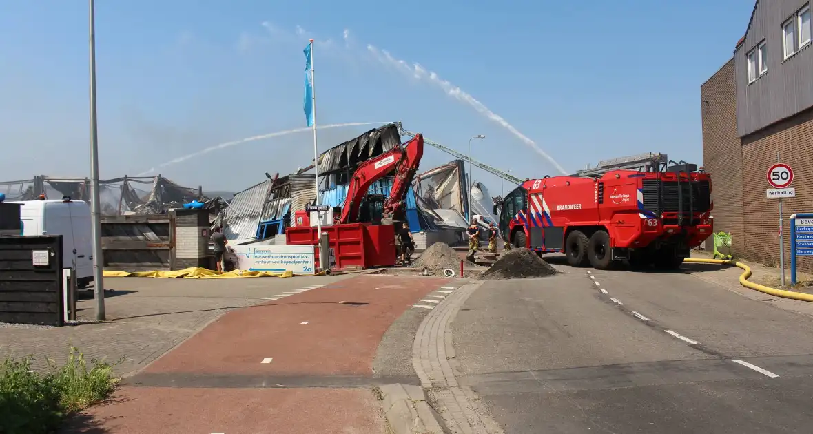 Crashtender ingezet bij nablussen zeer grote industriebrand - Foto 1