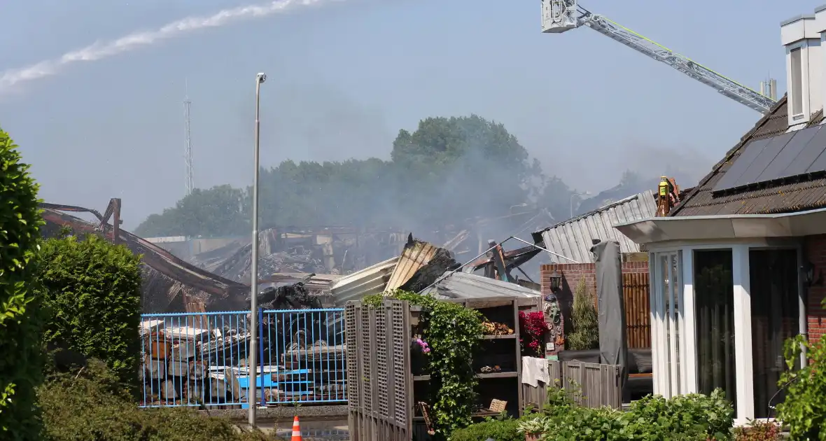 Crashtender ingezet bij nablussen zeer grote industriebrand - Foto 10