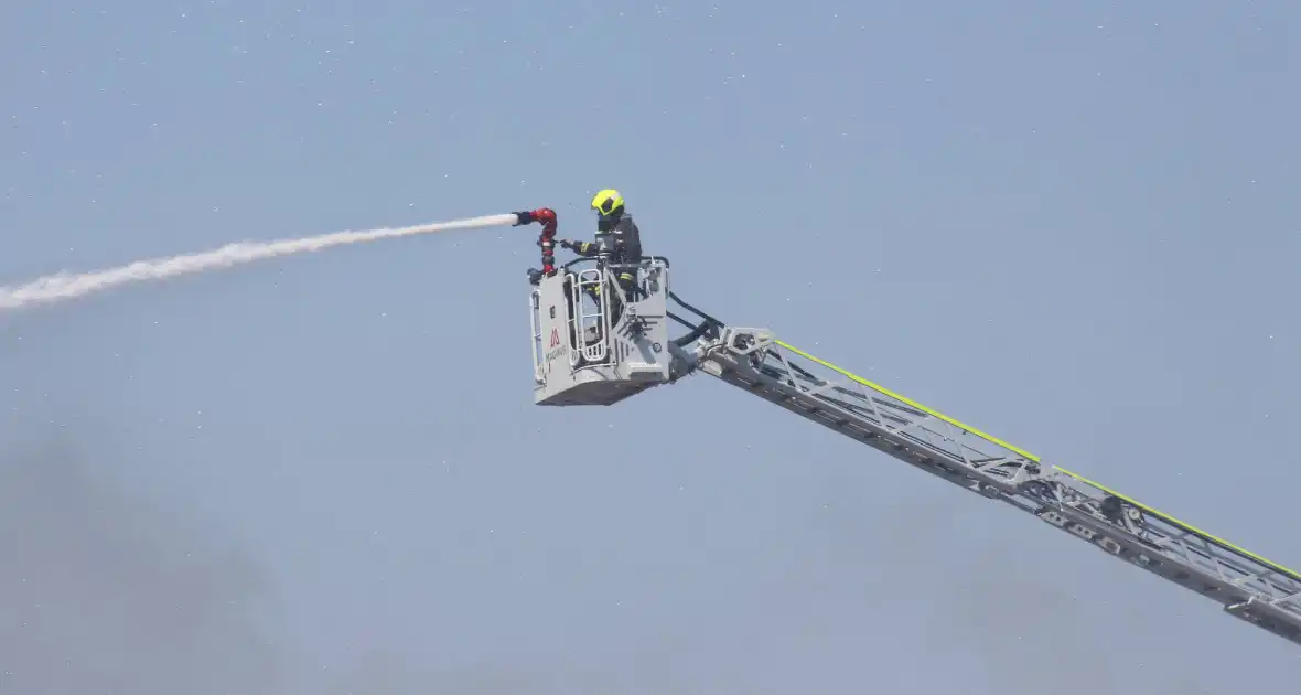 Crashtender ingezet bij nablussen zeer grote industriebrand - Foto 11