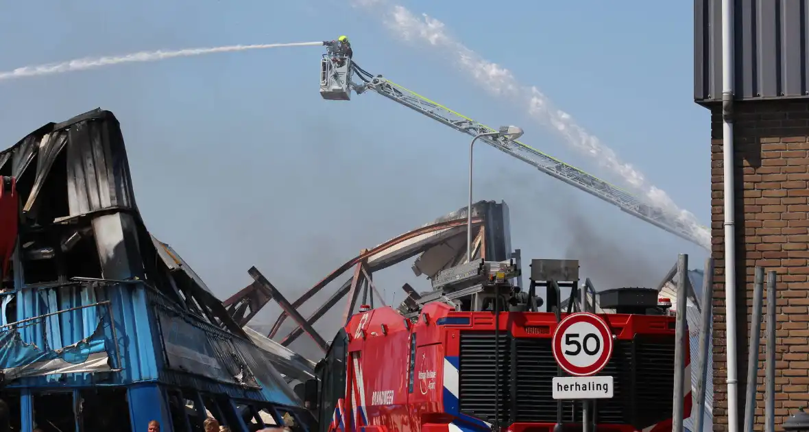 Crashtender ingezet bij nablussen zeer grote industriebrand - Foto 2