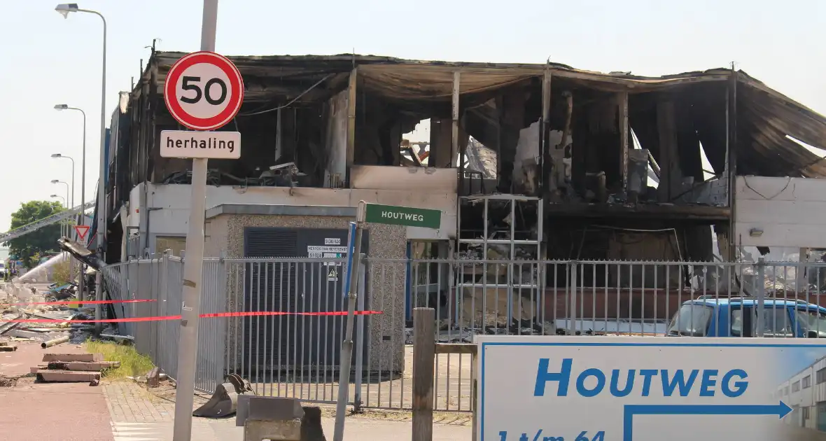 Crashtender ingezet bij nablussen zeer grote industriebrand - Foto 4