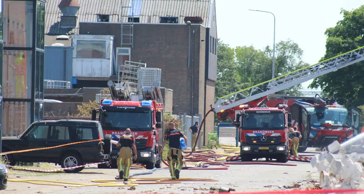 Crashtender ingezet bij nablussen zeer grote industriebrand - Foto 5