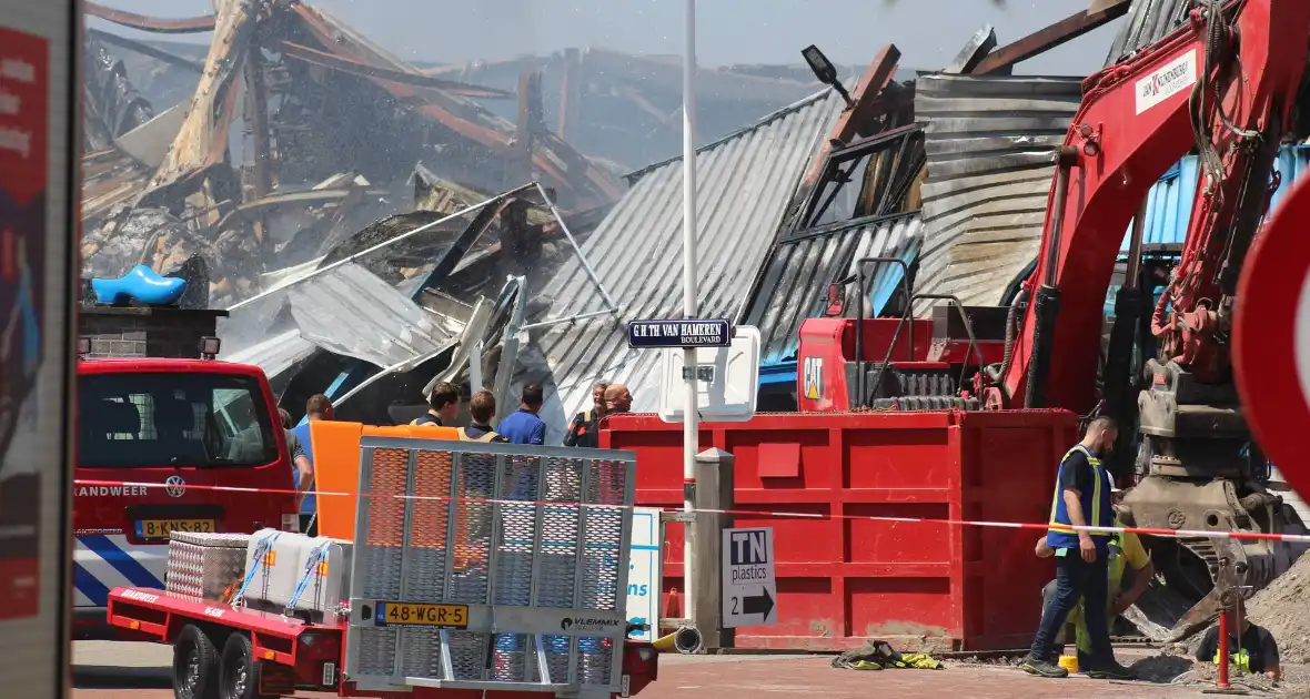 Crashtender ingezet bij nablussen zeer grote industriebrand - Foto 8