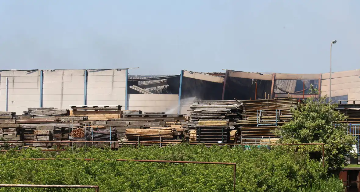 Crashtender ingezet bij nablussen zeer grote industriebrand - Foto 9