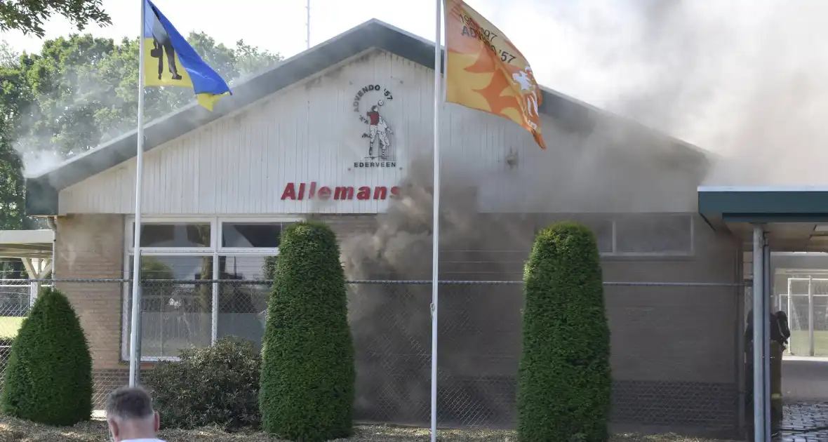 Uitslaande brand in kantine van voetbalvereniging - Foto 11