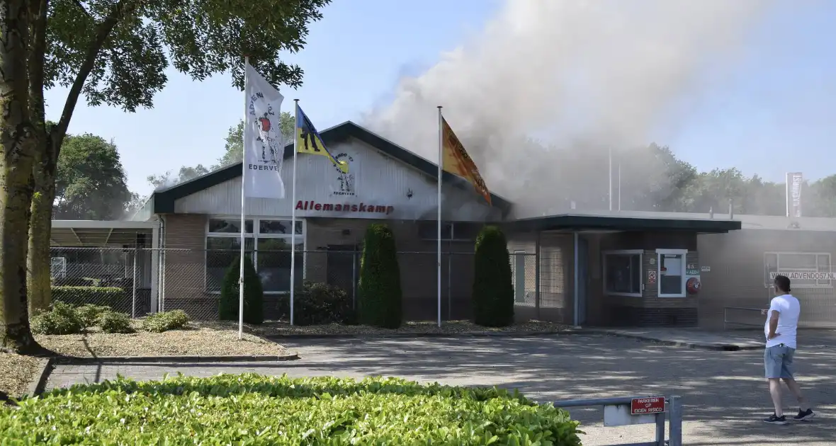 Uitslaande brand in kantine van voetbalvereniging - Foto 4
