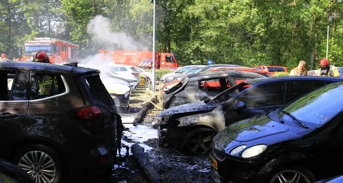 Meerdere voertuigen uitgebrand op parkeerplaats hotel - Foto 3