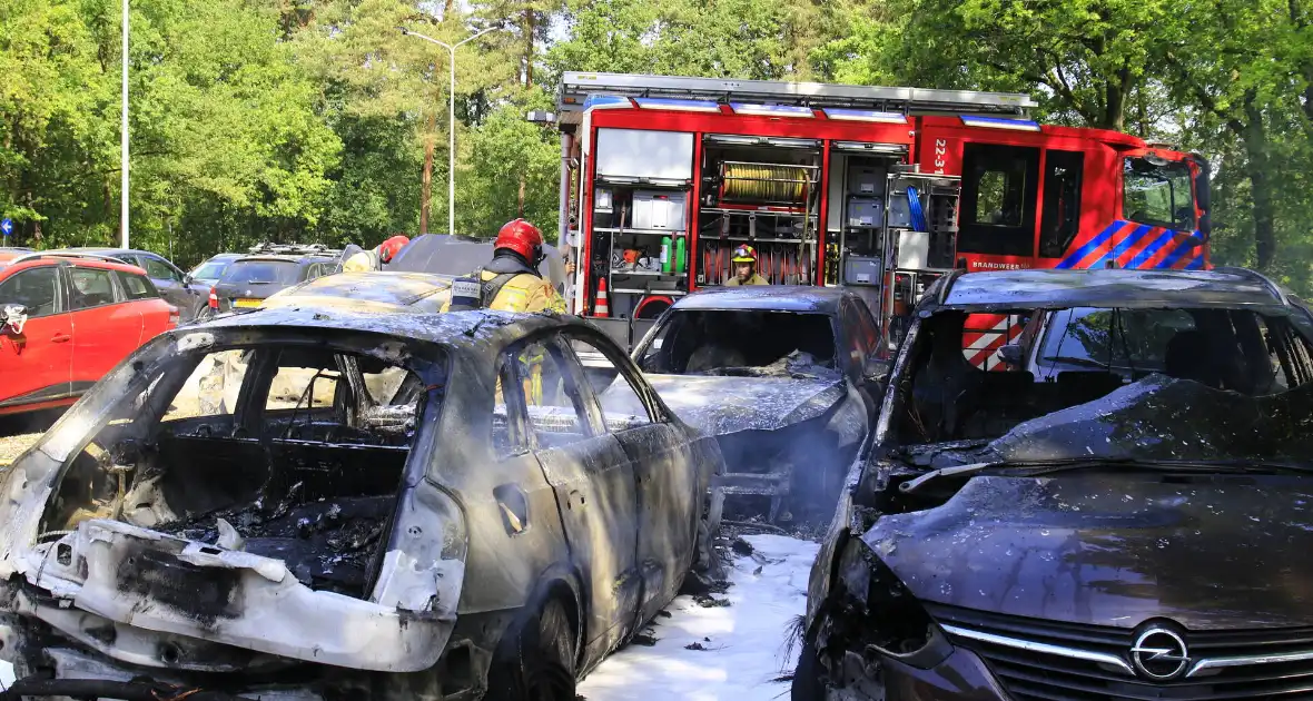 Meerdere voertuigen uitgebrand op parkeerplaats hotel - Foto 5