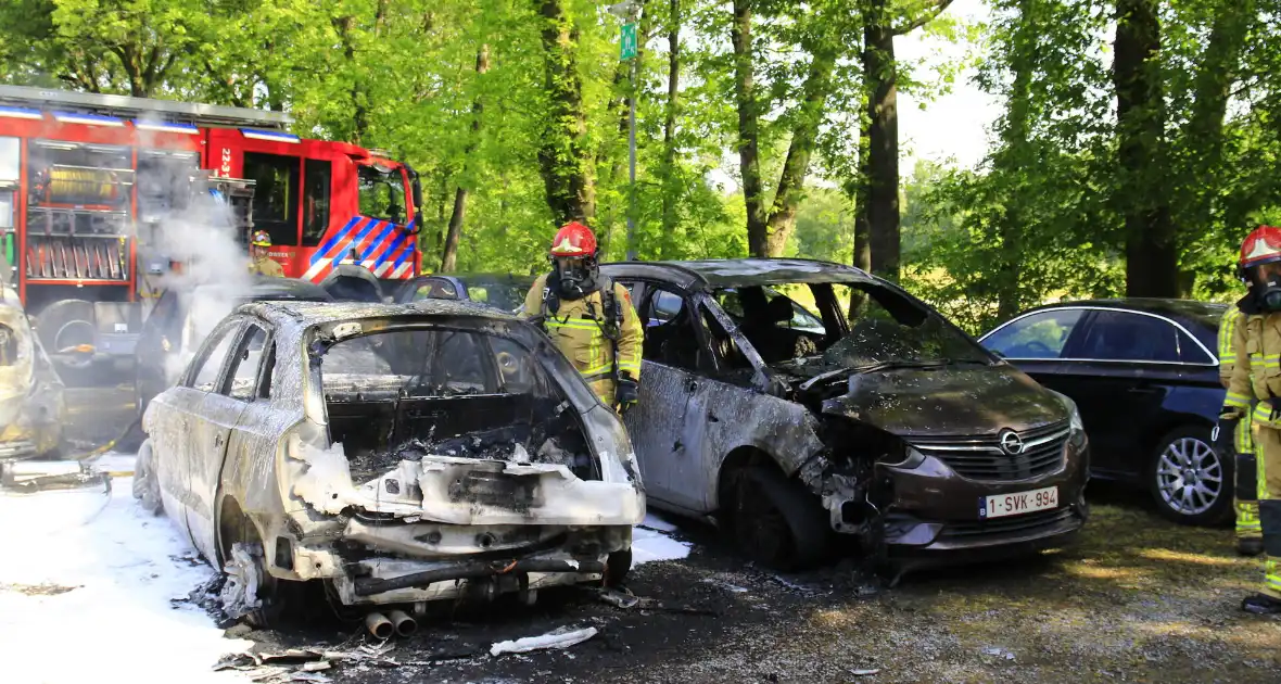 Meerdere voertuigen uitgebrand op parkeerplaats hotel - Foto 6