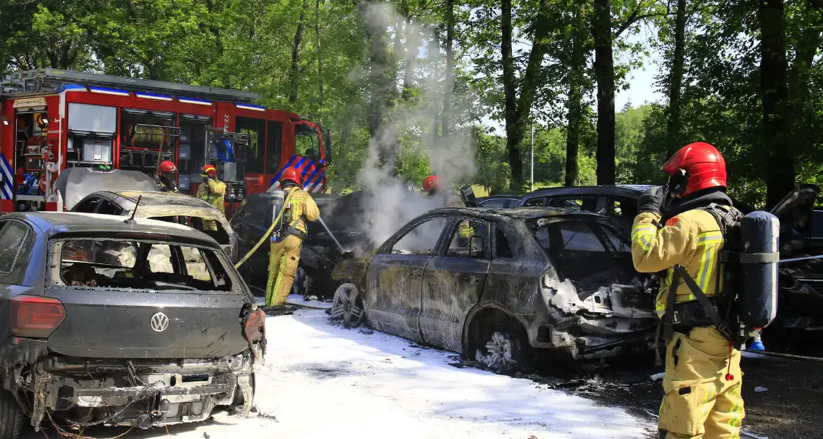 Meerdere voertuigen uitgebrand op parkeerplaats hotel - Foto 9
