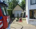Brandweer blust dakbrand woning