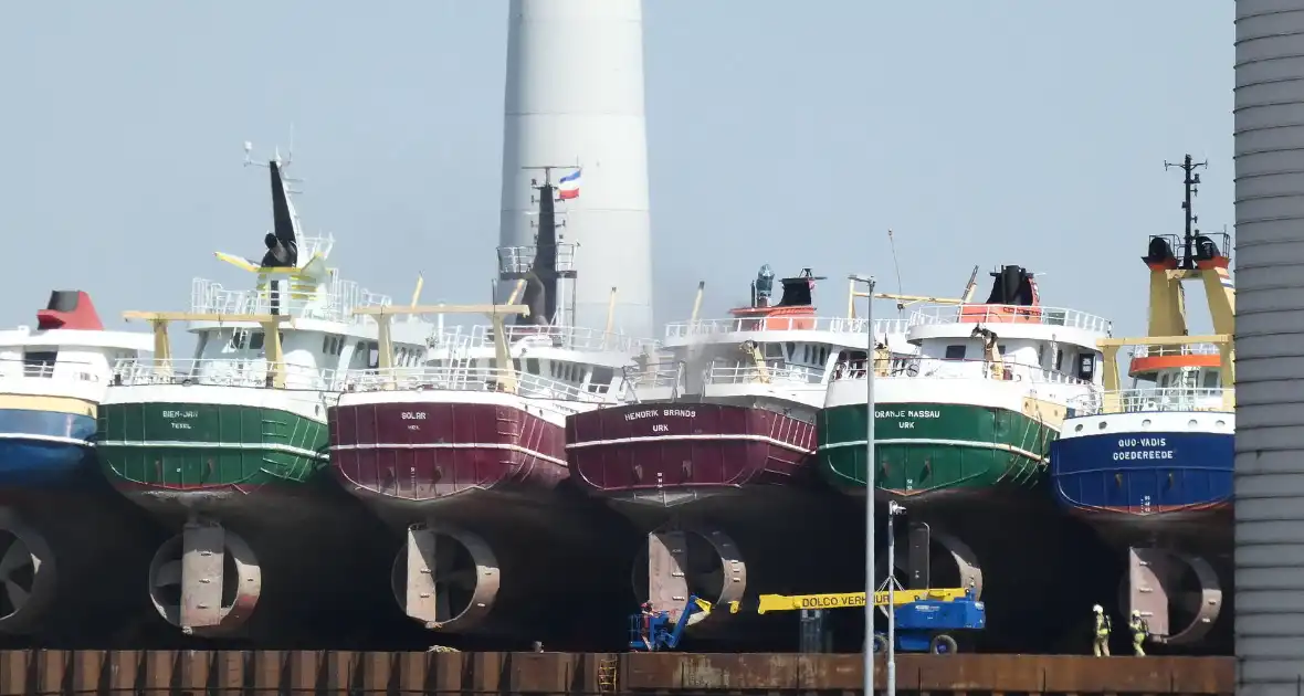 Scheepsbrand bij ijzerwarenhandelaar - Foto 1