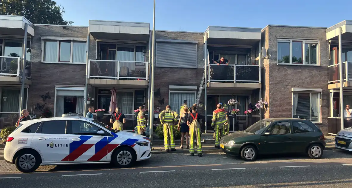 Man komt met hand tussen luifel terecht