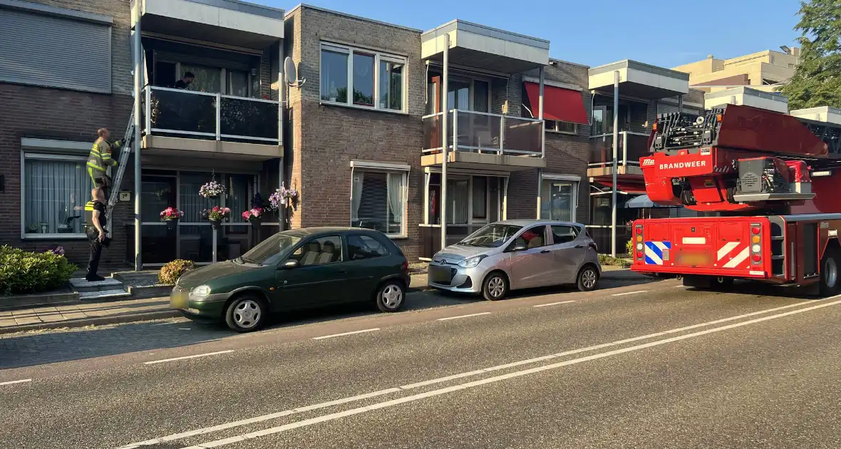 Man komt met hand tussen luifel terecht - Foto 1