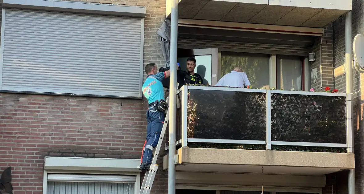 Man komt met hand tussen luifel terecht - Foto 3