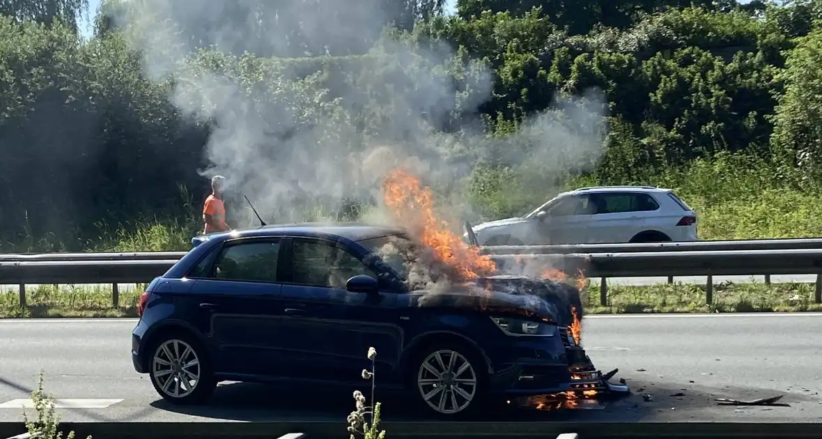 Auto in brand na aanrijding - Foto 1