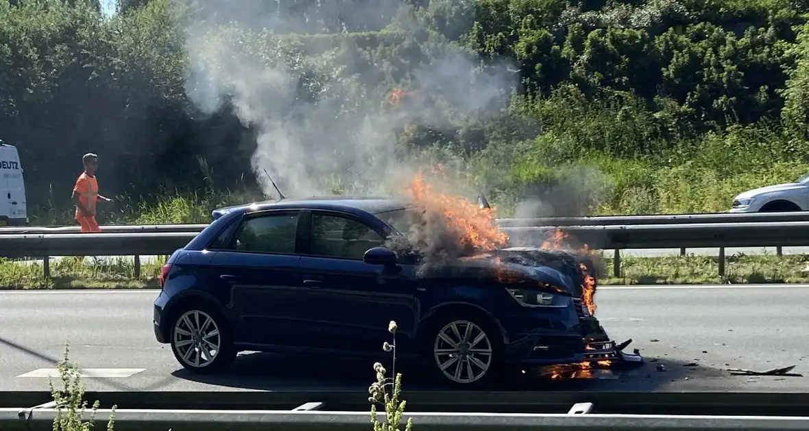 Auto in brand na aanrijding - Foto 3