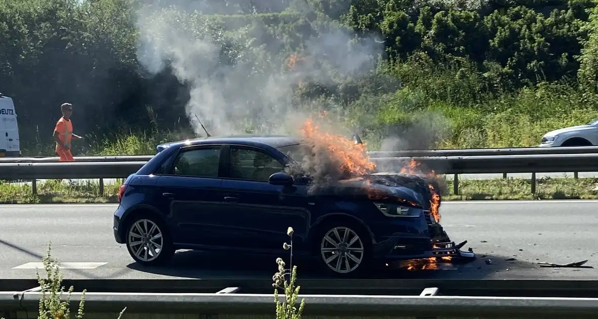 Auto in brand na aanrijding - Foto 5