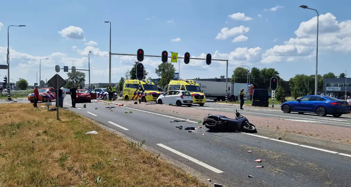 Twee opzittenden van scooter zwaargewond