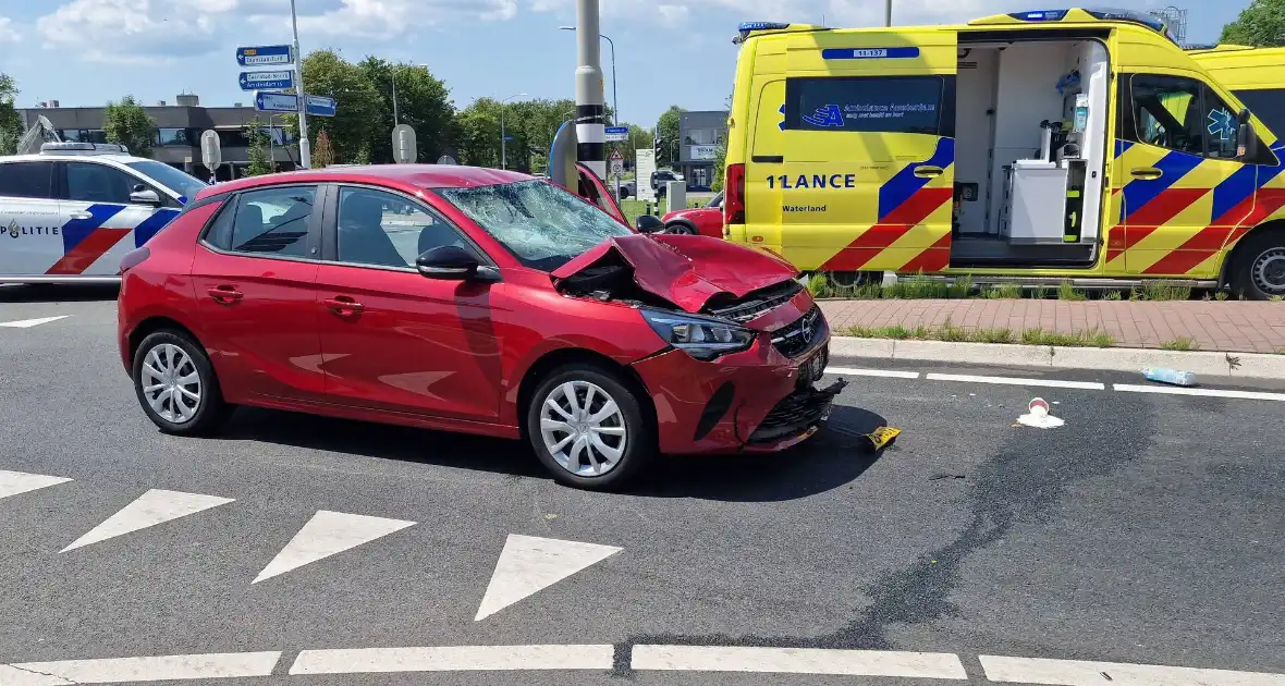 Twee opzittenden van scooter zwaargewond - Foto 1