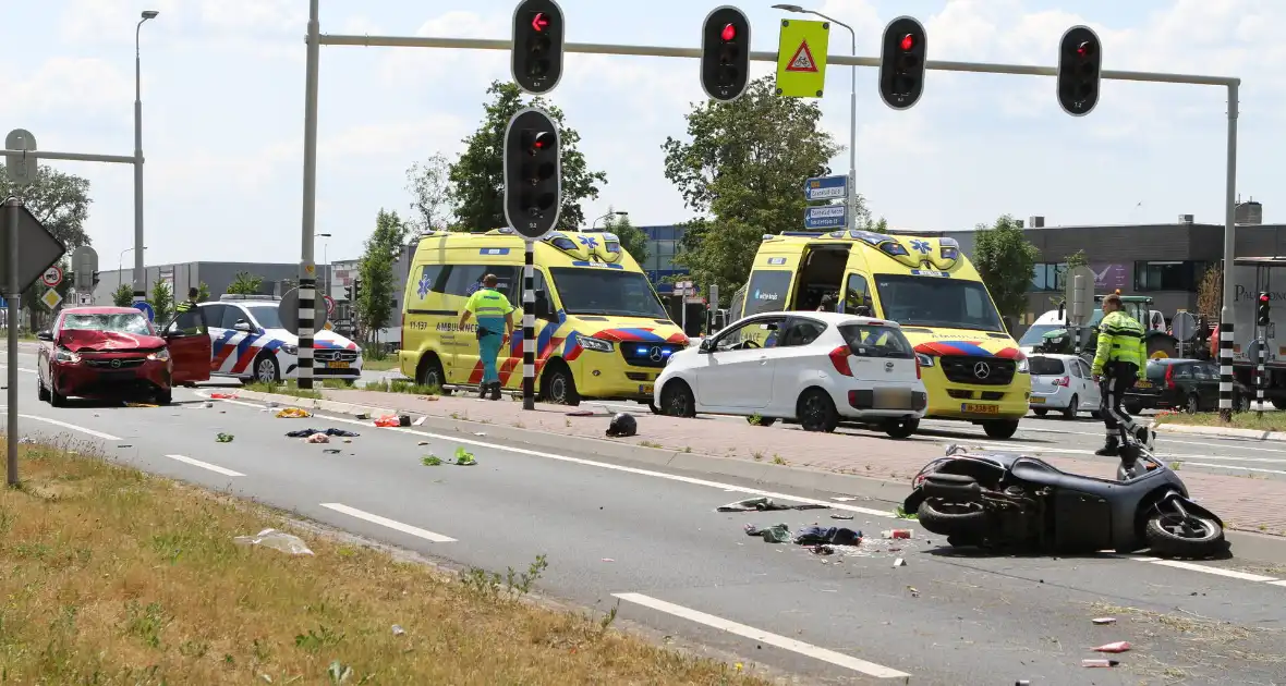 Twee opzittenden van scooter zwaargewond - Foto 10