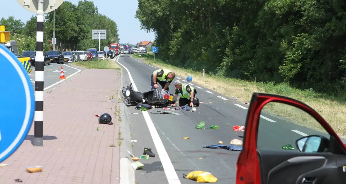 Twee opzittenden van scooter zwaargewond - Foto 13