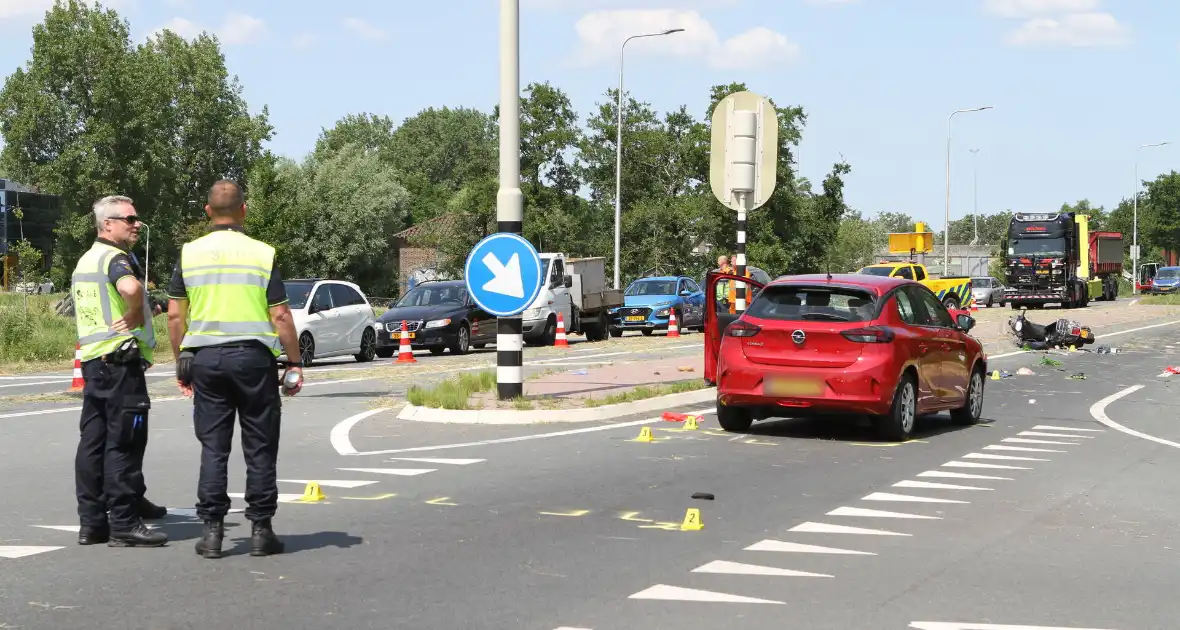 Twee opzittenden van scooter zwaargewond - Foto 16