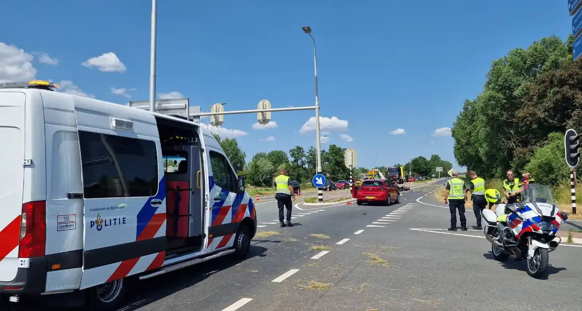 Twee opzittenden van scooter zwaargewond - Foto 3