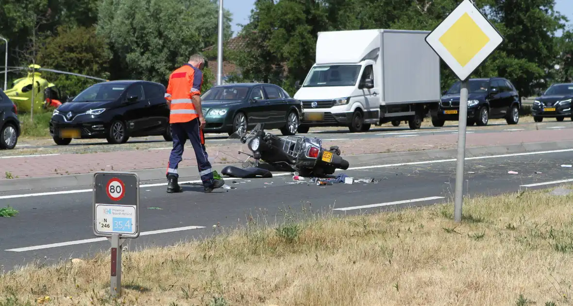 Twee opzittenden van scooter zwaargewond - Foto 5
