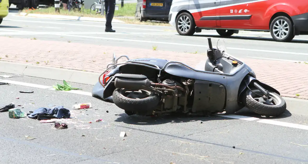 Twee opzittenden van scooter zwaargewond - Foto 7