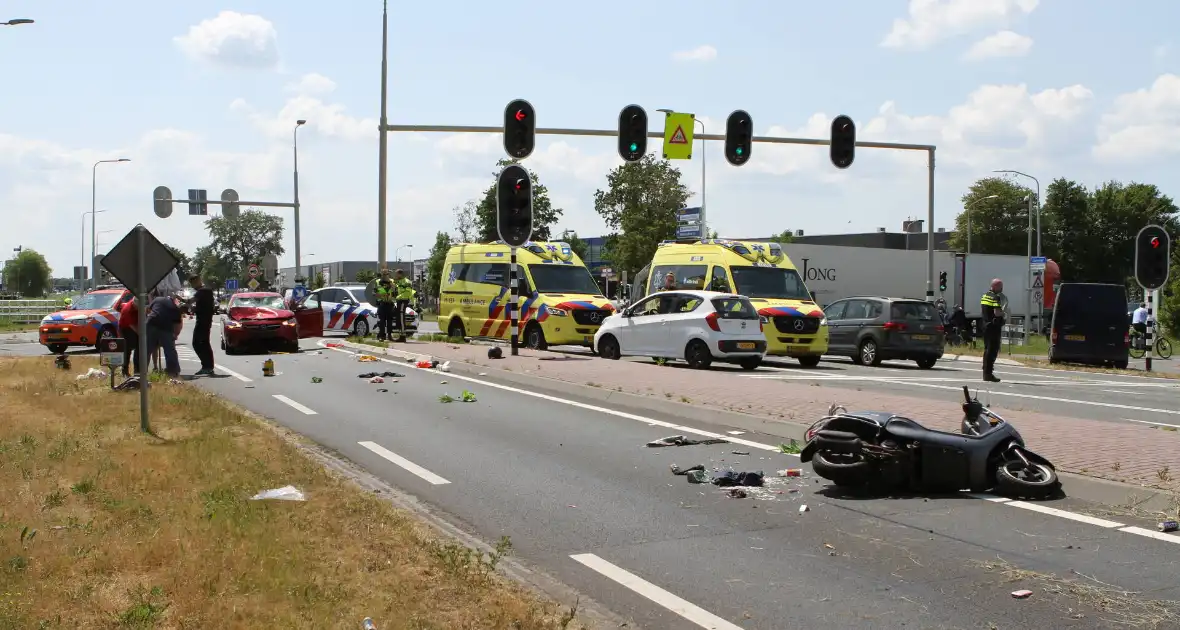 Twee opzittenden van scooter zwaargewond - Foto 8