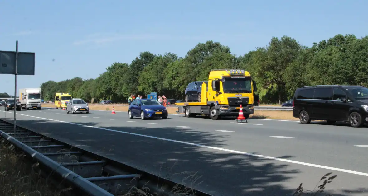 Kop-staart botsing tussen auto en bus - Foto 1