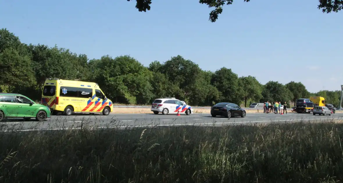 Kop-staart botsing tussen auto en bus - Foto 2
