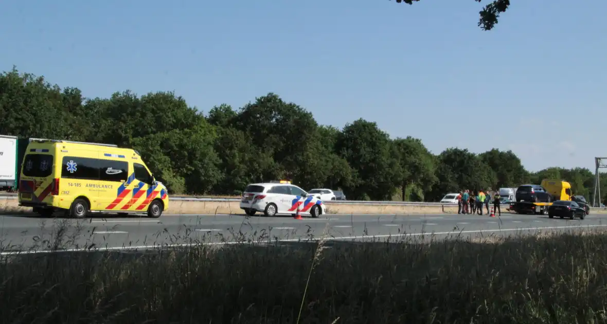 Kop-staart botsing tussen auto en bus - Foto 3