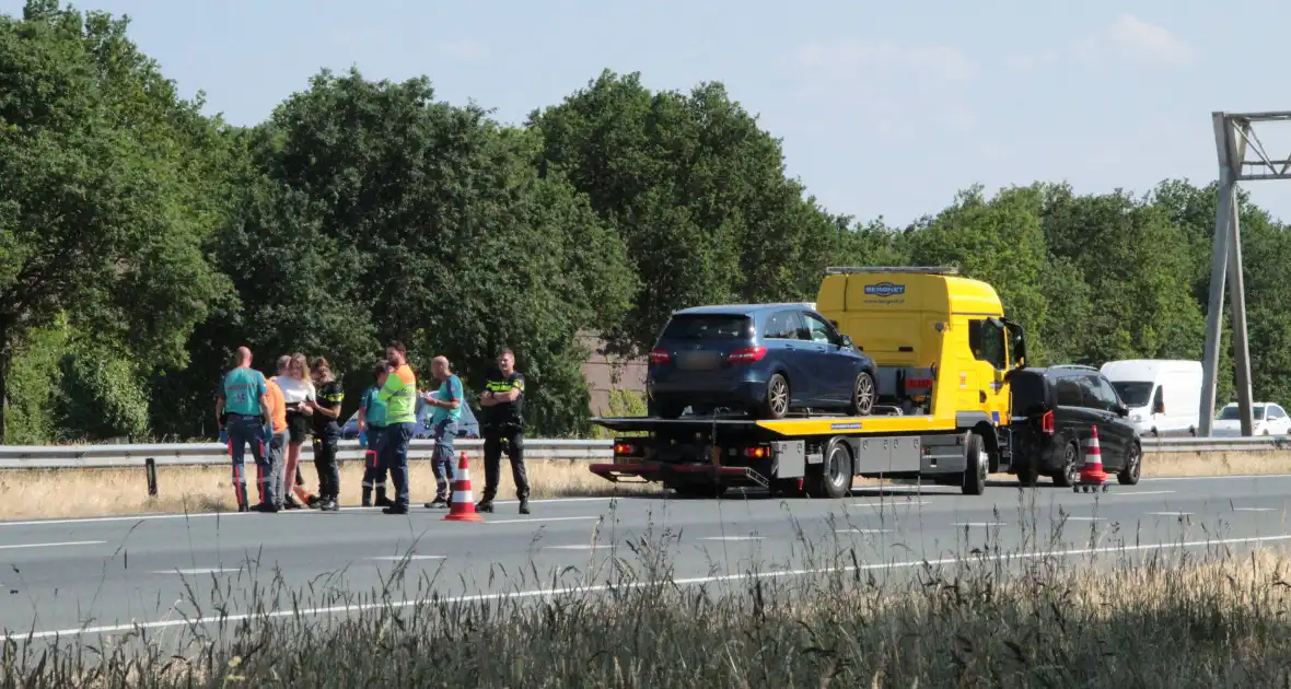 Kop-staart botsing tussen auto en bus - Foto 4