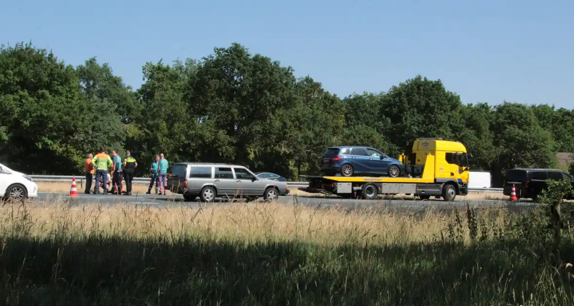 Kop-staart botsing tussen auto en bus - Foto 5