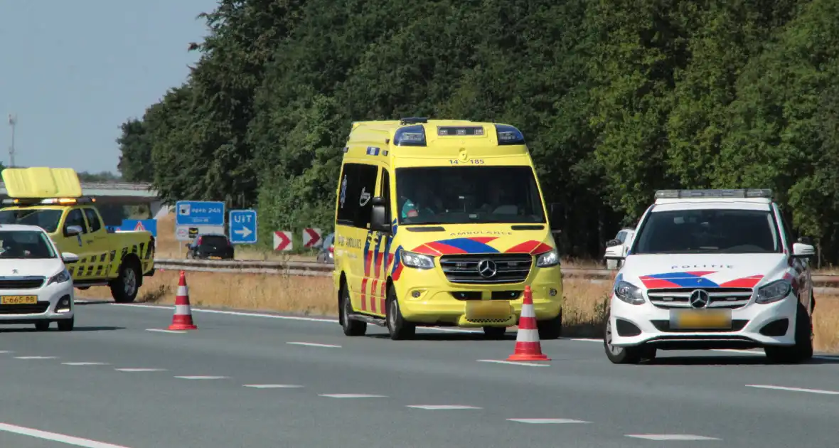 Kop-staart botsing tussen auto en bus - Foto 7