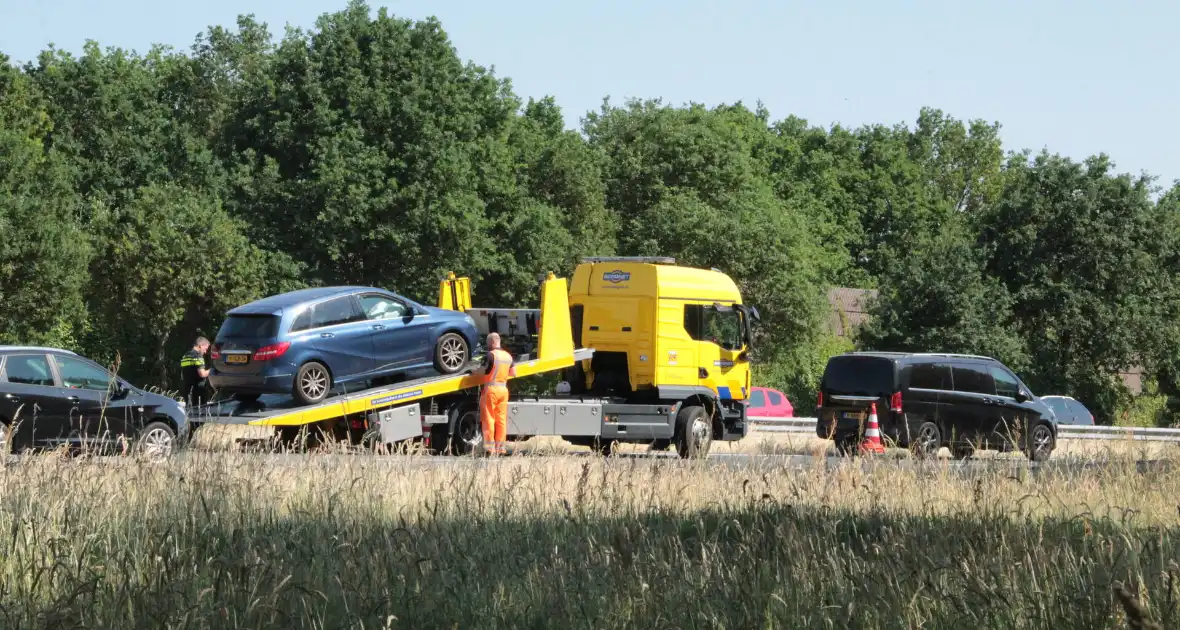 Kop-staart botsing tussen auto en bus - Foto 8