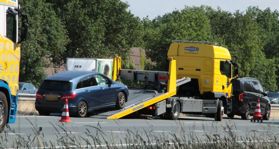 Kop-staart botsing tussen auto en bus - Foto 9