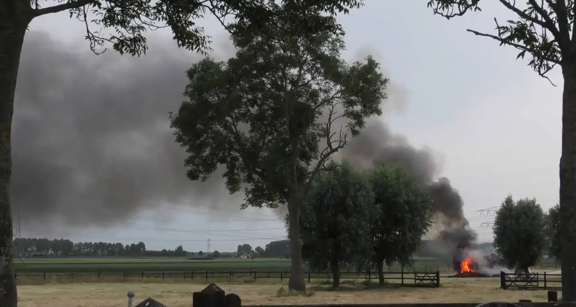 Trailer geladen met hooibalen uitgebrand in weiland - Foto 1