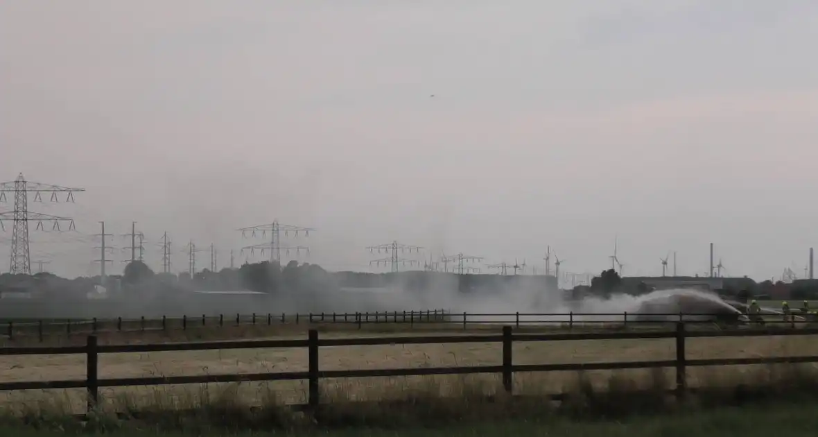 Trailer geladen met hooibalen uitgebrand in weiland - Foto 10