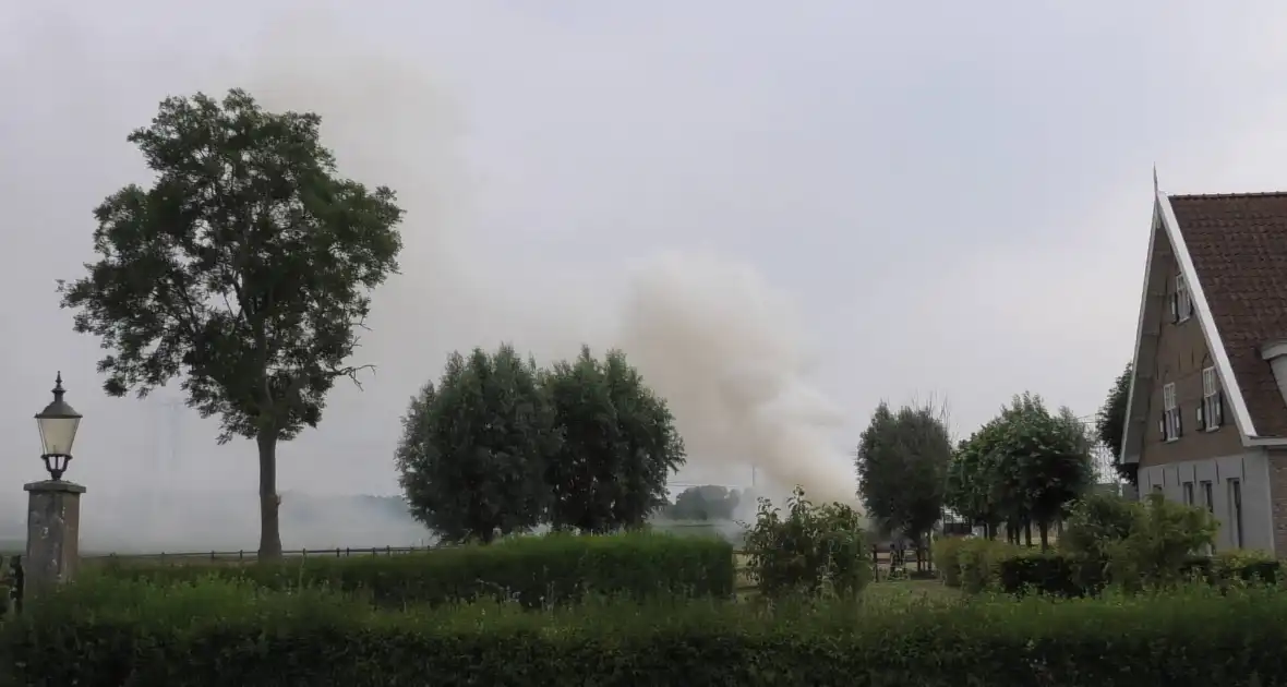 Trailer geladen met hooibalen uitgebrand in weiland - Foto 2
