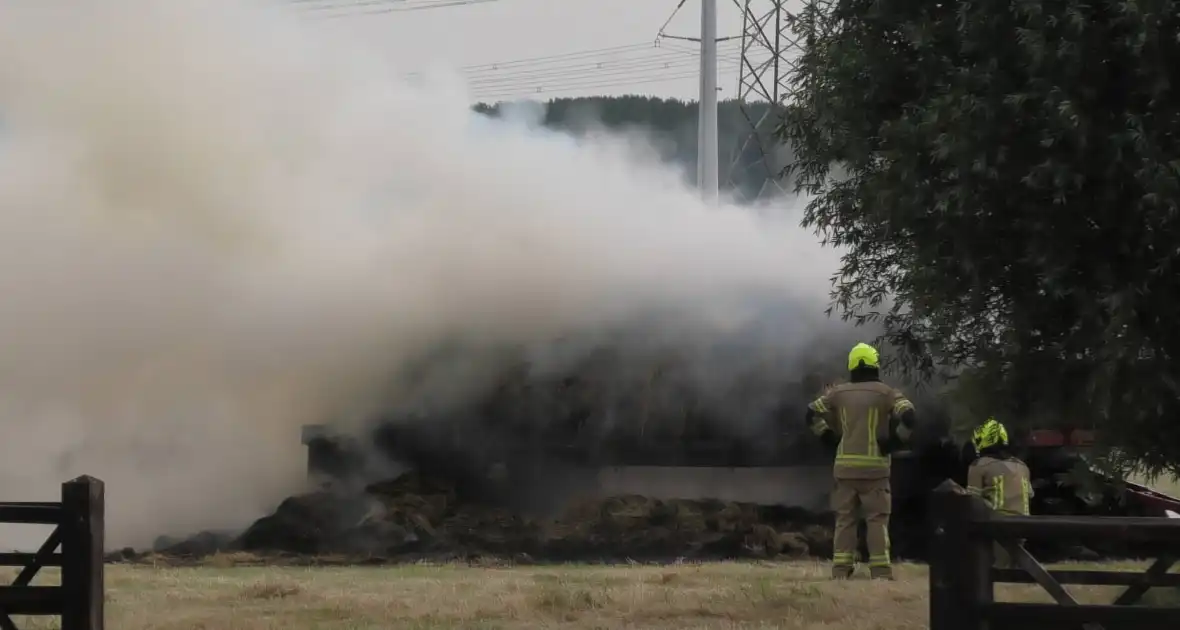 Trailer geladen met hooibalen uitgebrand in weiland - Foto 3