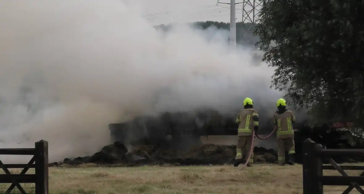 Trailer geladen met hooibalen uitgebrand in weiland - Foto 4