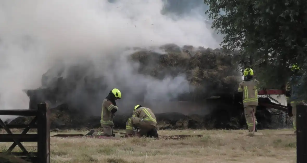 Trailer geladen met hooibalen uitgebrand in weiland - Foto 6