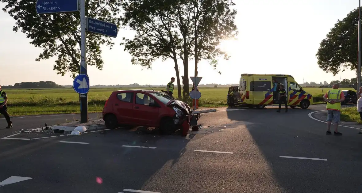 Bestelbus en personenwagen lopen flinke schade op